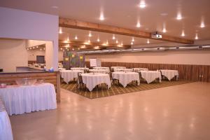 salę bankietową z białymi stołami i krzesłami w obiekcie Newcastle Lodge & Convention Center w mieście Newcastle