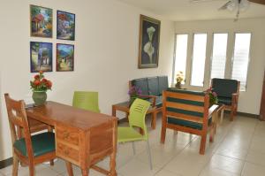 a dining room with a wooden table and chairs at Hostal Libertad in Masaya