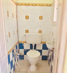 Ванная комната в Furnished apt w. 2 bed rooms in New Alipore