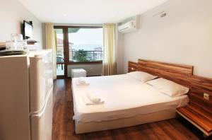 Un pat sau paturi într-o cameră la JBH Hotel