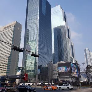 una ciudad con muchos edificios altos y coches en una calle en Gangnam Coex, en Seúl