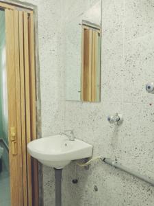 a bathroom with a sink and a mirror at IZ Budget in Kuala Besut