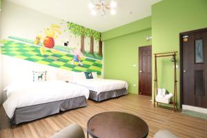 台東市にある蘑燈民宿 Mushroom Light Homestayのベッドルーム1室(ベッド2台付)、壁画が備わります。