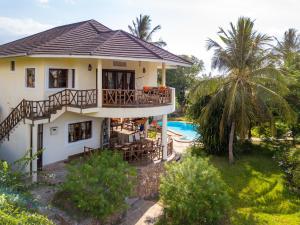 una vista aérea de una casa con piscina en Villa Mashariki - luxury villa 400m from the beach, en Diani Beach