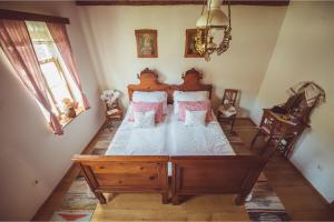 1 dormitorio con 2 camas y mesa en Country House Tunjina kuca Stara Kapela, en Pavlovci