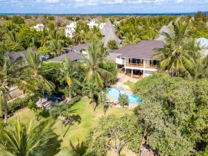 - une vue aérienne sur un complexe avec une piscine et des palmiers dans l'établissement Villa Mashariki - luxury villa 400m from the beach, à Diani Beach