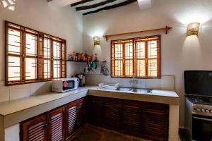 Η κουζίνα ή μικρή κουζίνα στο Villa Mashariki - luxury villa 400m from the beach