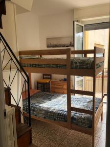 a room with two bunk beds and a staircase at Casa sul Mare Giulia Zoagli in Zoagli