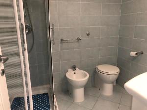 a small bathroom with a toilet and a shower at Casa sul Mare Giulia Zoagli in Zoagli