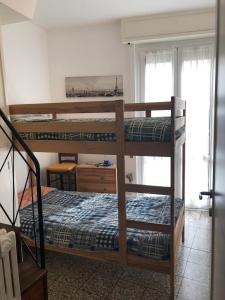 two bunk beds in a room with a window at Casa sul Mare Giulia Zoagli in Zoagli