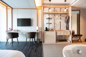 Телевизор и/или развлекательный центр в Anana Ecological Resort Krabi - SHA Extra Plus