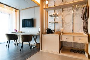 Телевизор и/или развлекательный центр в Anana Ecological Resort Krabi - SHA Extra Plus