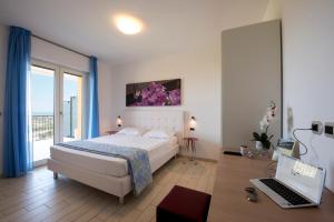 A bed or beds in a room at Il Giardino Sul Mare