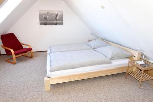 Haus Löcknitz - Ferienhaus in Lenzen (Elbe) tesisinde bir odada yatak veya yataklar