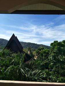 Aussicht aus einem Fenster eines Hauses mit Pflanzen in der Unterkunft Thalassa in Nai Harn Beach