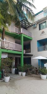 un edificio con un edificio verde y blanco con palmeras en MR Holidays Hotel, en Boracay