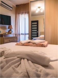 索佐波尔Apartment 7 and Studio 2 Quietly and peaceful place to relax的床上的镜子和毛巾