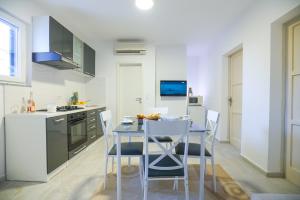 eine Küche mit Tisch und Stühlen in einem Zimmer in der Unterkunft Roko in Zadar