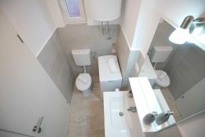 ein kleines Badezimmer mit Toilette und Waschbecken in der Unterkunft Roko in Zadar + 21 Fotos