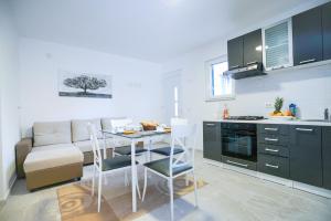 eine Küche mit einem Tisch und einer Couch in einem Zimmer in der Unterkunft Roko in Zadar