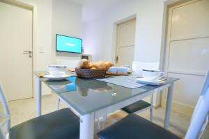 ein Glastisch mit einem Korb Brot darauf in der Unterkunft Roko in Zadar