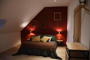 A bed or beds in a room at Domaine de La Lochetière Chambres d'hôtes