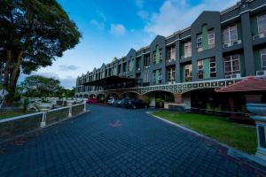 a street in front of a building at AB Inn Hotel in Kulai