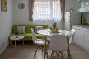 cocina con mesa y sofá verde en Apartment Vir, en Karlovac