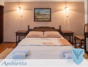 
A bed or beds in a room at Hotel Ambiente
