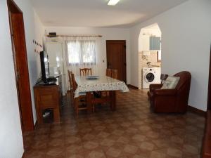- une cuisine et une salle à manger avec une table et des chaises dans l'établissement Moradia Vale da Telha, à Aljezur