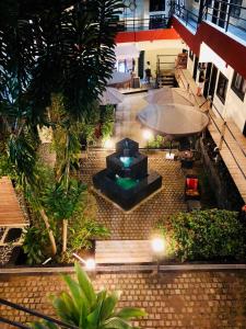 una vista aérea de un patio con sombrilla en Détente Hôtel en Abiyán
