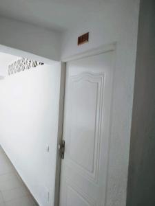 - une porte blanche dans une chambre dotée d'un mur blanc dans l'établissement Benalmádena Piscis Sun & Beach, à Benalmádena