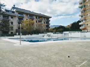 une piscine vide en face d'un bâtiment dans l'établissement Benalmádena Piscis Sun & Beach, à Benalmádena