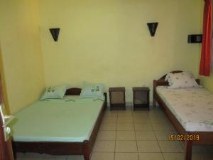 una camera con due letti di Residence Kathyly a Antsiranana