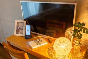 En tv och/eller ett underhållningssystem på Condominium Hotel Likka in Nago