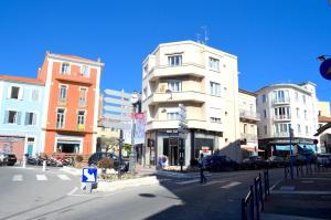 a building on a city street with a street sign at Studio Liberté Plein Centre in Saint-Raphaël
