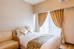 Un dormitorio con una cama grande y una ventana en Condominium Hotel Likka in Nago, en Nago