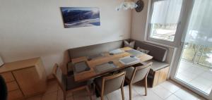 ein Esszimmer mit einem Tisch und Kisten darauf in der Unterkunft Ferienwohnung Martin Mathies in Sankt Gallenkirch