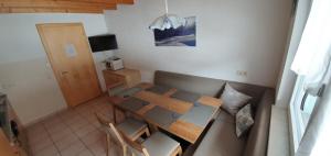 ein Wohnzimmer mit einem Tisch und einem Sofa in der Unterkunft Ferienwohnung Martin Mathies in Sankt Gallenkirch