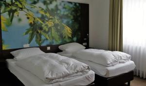 Ein Bett oder Betten in einem Zimmer der Unterkunft Waldhotel