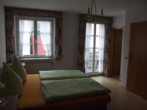 Postel nebo postele na pokoji v ubytování Hotel Haus Irsfeld