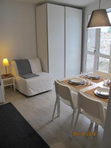- un salon avec une table et un canapé dans l'établissement House Olivia, à Pučišća