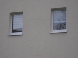two windows on the side of a building at Ferienwohnung mit Aegidienblick in Oschatz
