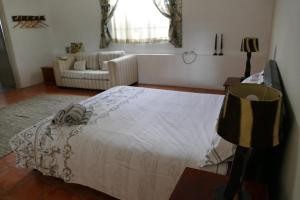Adonsonia Lodge tesisinde bir odada yatak veya yataklar
