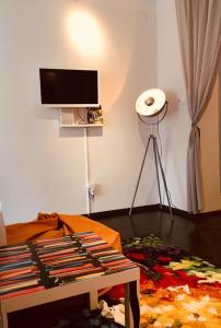 ブダペストにあるMy First Apartmentのリビングルーム(テレビ、テーブル付)