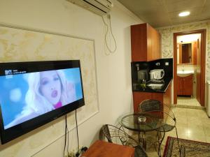 Una televisión o centro de entretenimiento en ApartHotel "Ha-Tzomet"