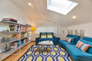阿爾蘇阿的住宿－Berce，客厅设有蓝色的沙发和书架