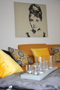 ein Wohnzimmer mit einem Sofa und einem Tisch mit Gläsern darauf in der Unterkunft Schöne 60qm große Wohnung Mainz-Lerchenberg ZDF in Mainz