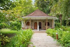 Vrt pred nastanitvijo Bliss Hotel Praslin