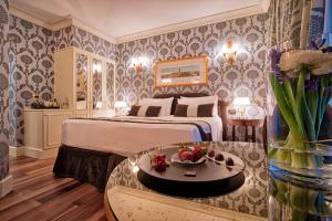 A bed or beds in a room at Londra Palace Venezia